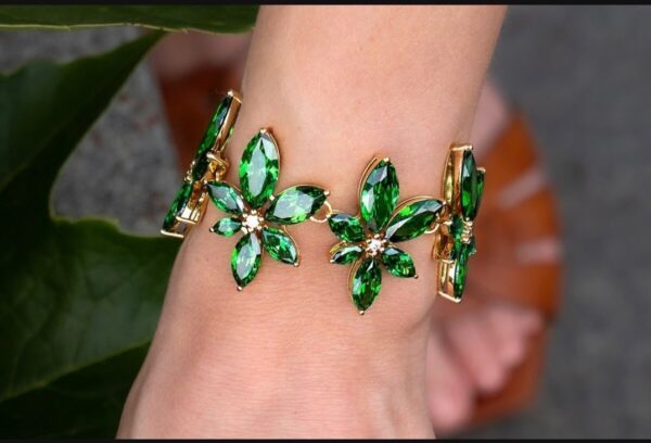 fashion-jewellery-modeschmuck Gold vermeil cubic zirkonia statement Flora bracelet emerald wearing