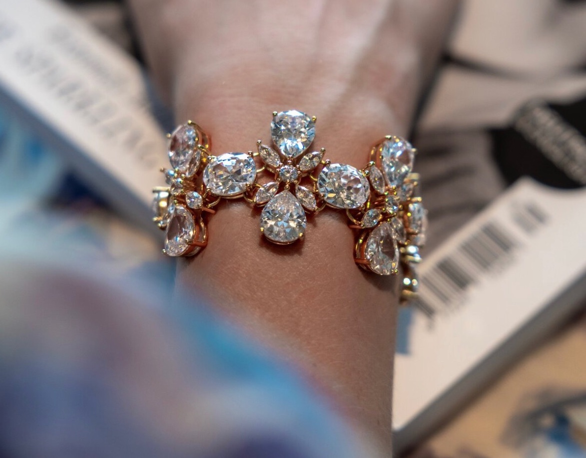fashion-jewellery-modeschmuck Gold vermeil cubic zirkonia Lola statement bracelet wearing
