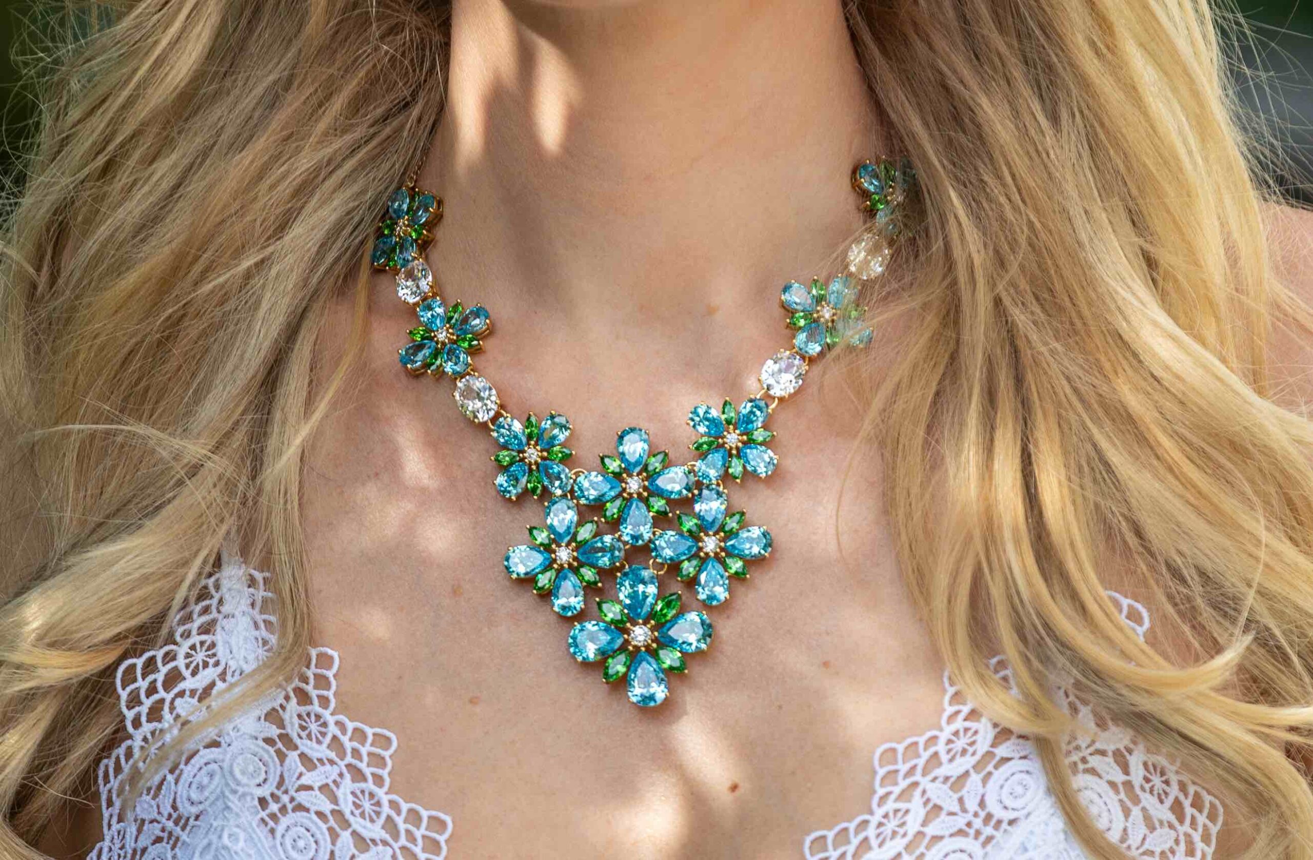 fashion-jewellery-modeschmuck Gold vermeil cubic zirkonia Lola statement necklace aquamarine green wearing