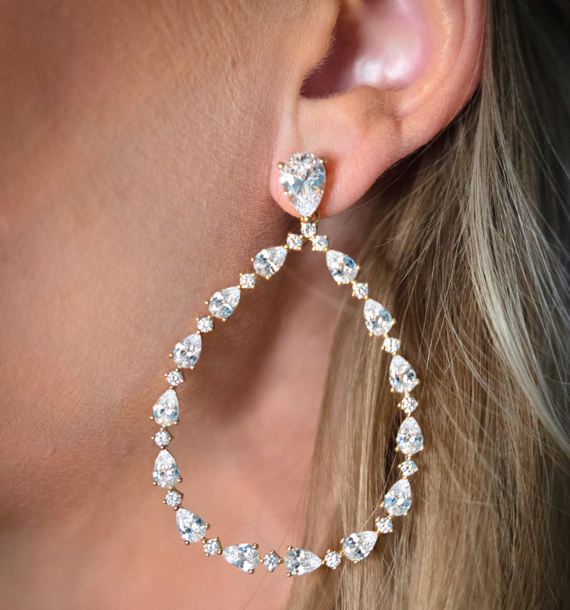 fashion-jewellery-modeschmuck Silver cubic zirkonia hoop earrings Jennifer wearing